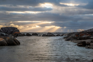 crepuscular rays bay of fires