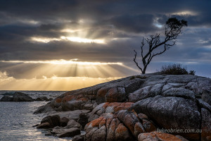 crepuscular rays bay of fires